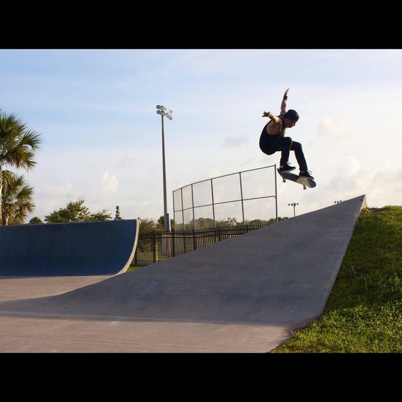 I love skateboarding, laughing and the Peace Sign - Picture 3 of 4